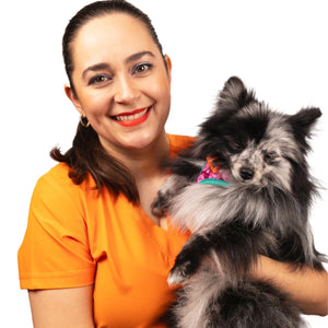 Doctora Patricia Polhs cargando un perrito