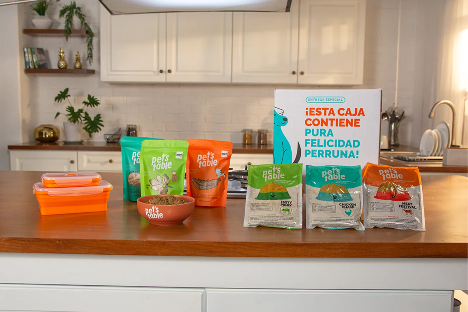 Entrega de Pet's Table en la cocina: sobres de receta, recipientes y la caja